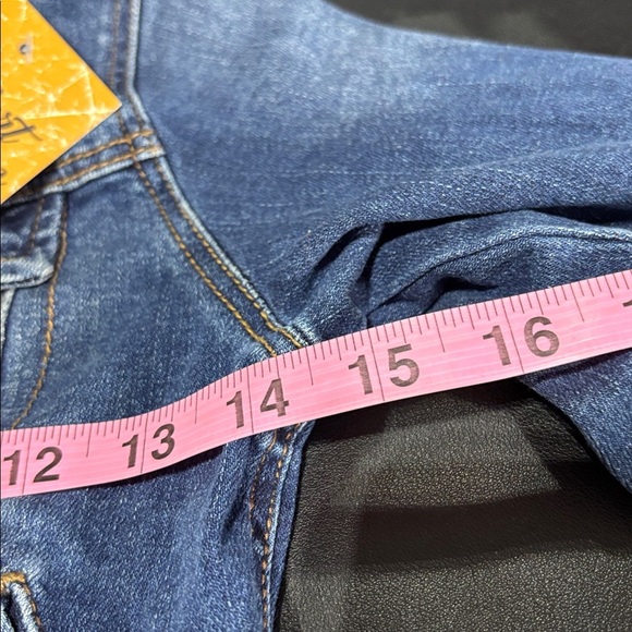 Comfort Denim Jean jacket,hip pockets, silver buttons, faux chest pockets - Picture 6 of 7